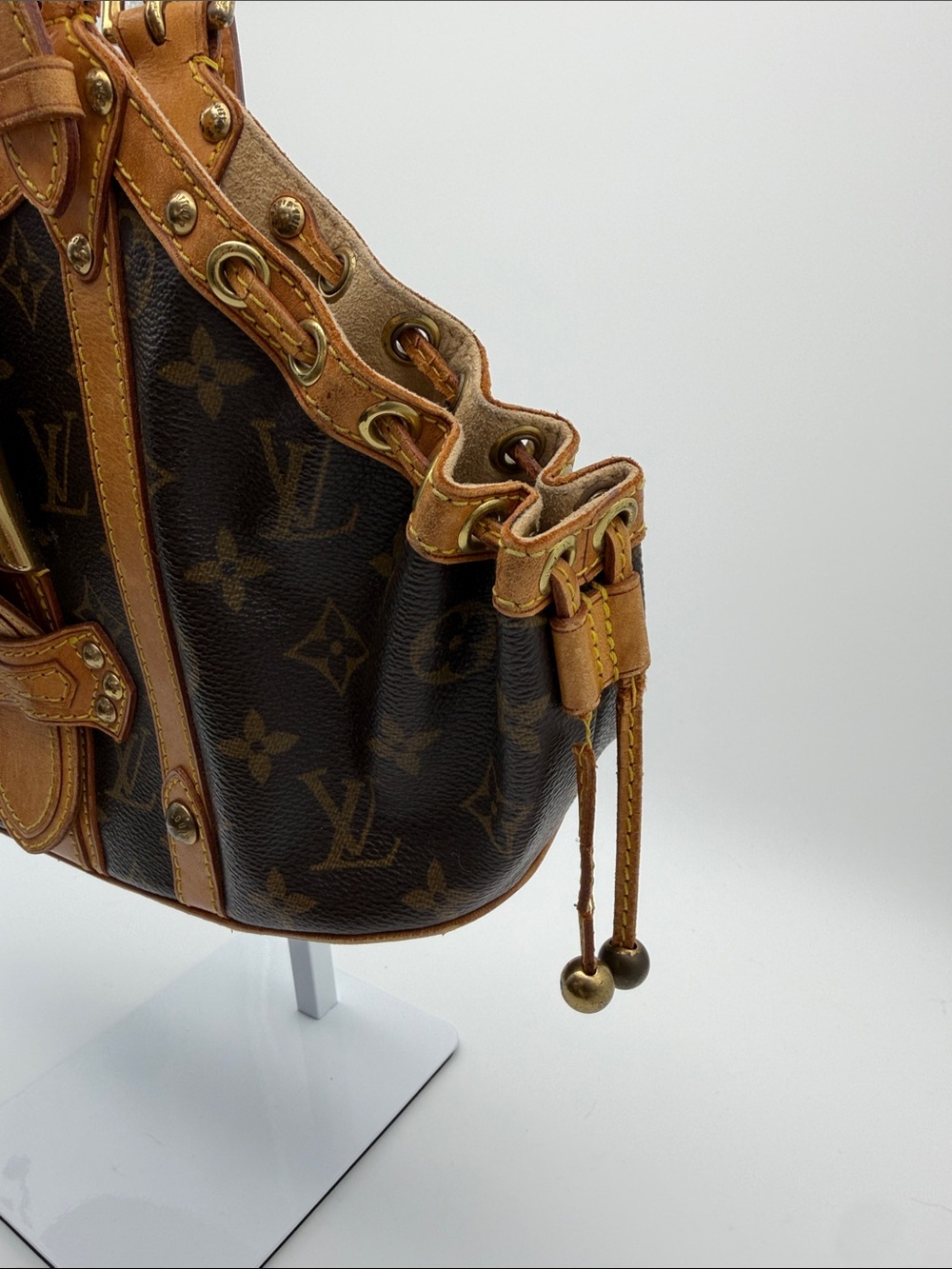 1️⃣6️⃣5️⃣0️⃣ Louis Vuitton Monogram Canvas Shoulder Bag with Vachetta Trim - Picture 4 of 16
